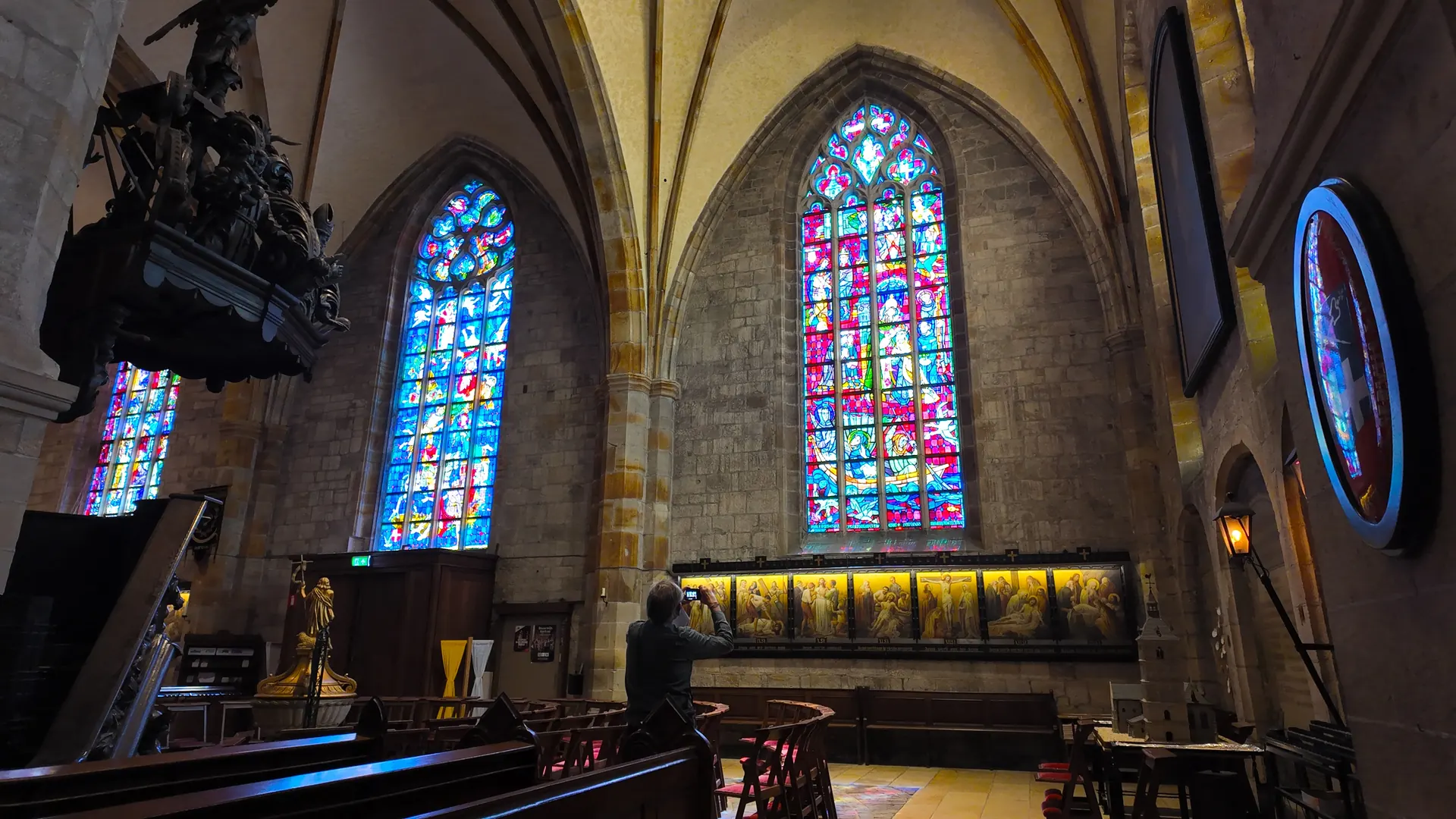 Glas-in-loodramen in de Plechelmusbasiliek